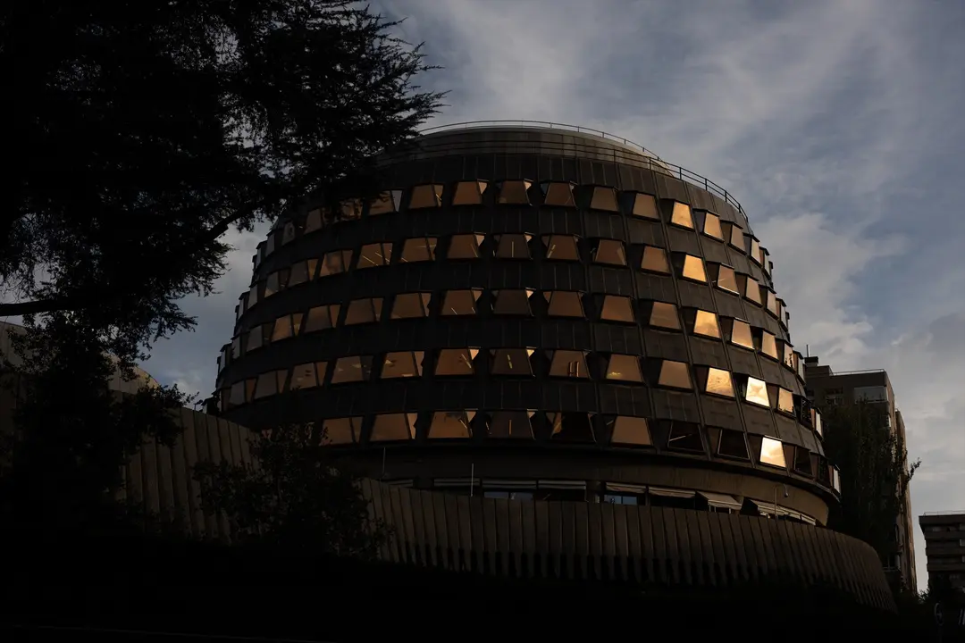Exterior de la sede del Tribunal Constitucional durante un pleno jurisdiccional, en la sede del Tribunal Constitucional. / Alejandro Mart&iacute;n V&eacute;lez