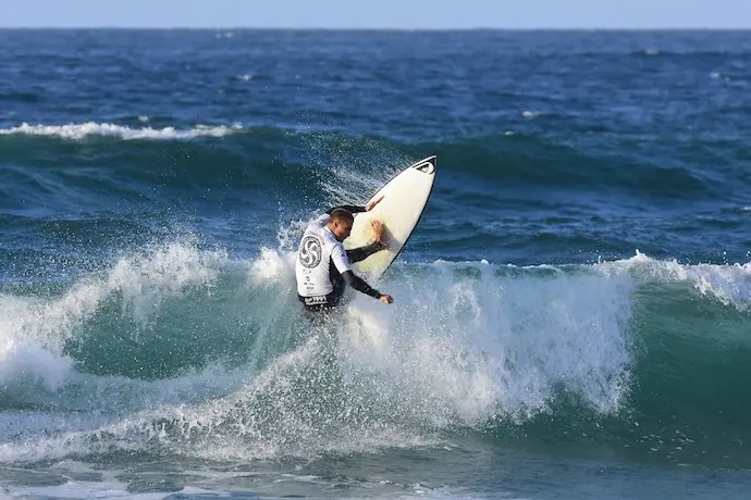 Un surfista en la playa de Somo. /  E.C.F