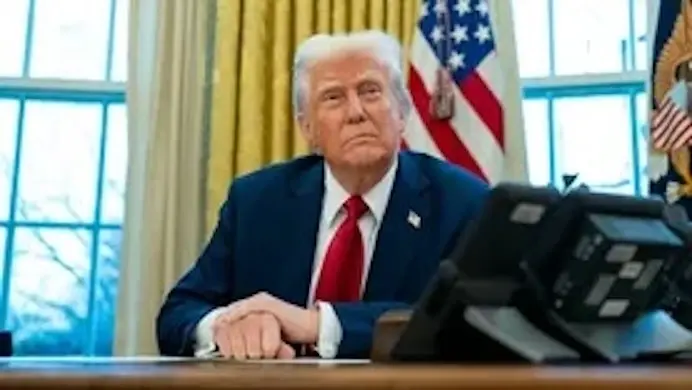 El presidente Donald Trump habla con los periodistas sobre la colisi&oacute;n de un vuelo de American Airlines con un helic&oacute;ptero militar Black Hawk en la sala de prensa Brady de la Casa Blanca en Washington, DC, el jueves.