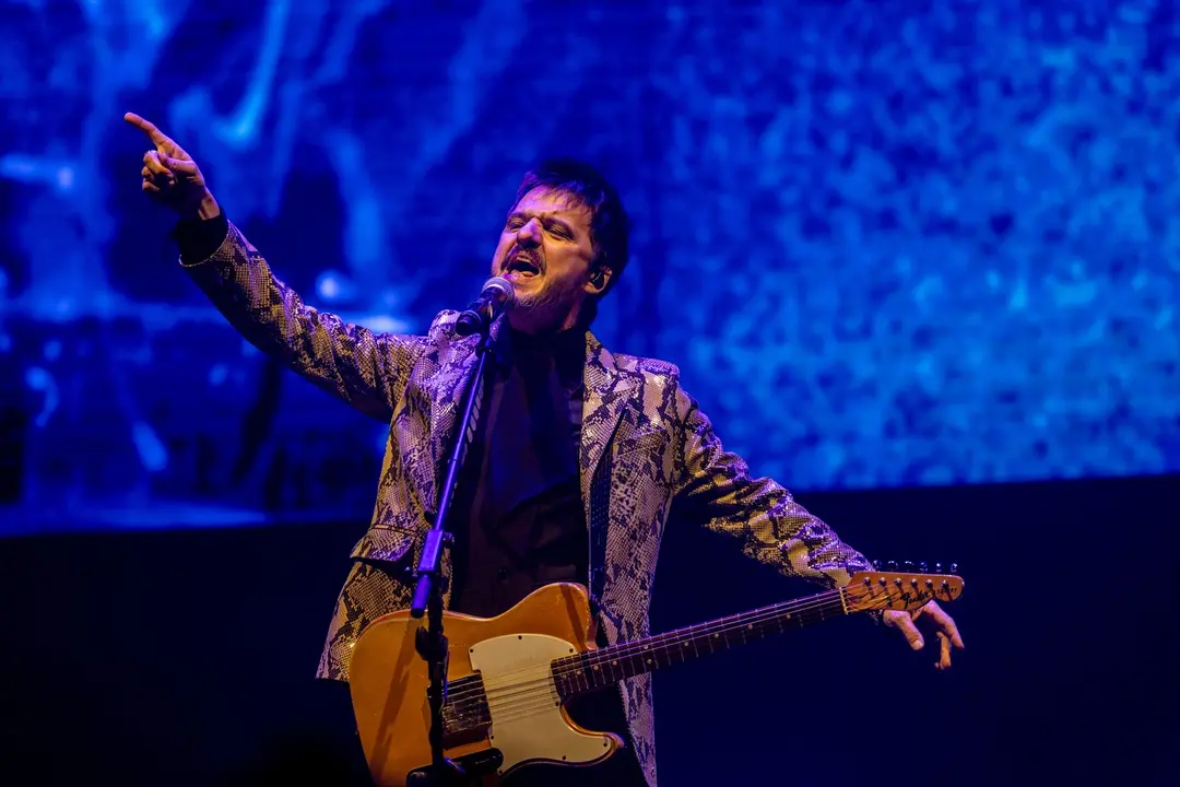 El artista, Coque Malla, durante su concierto, en el Movistar Arena. / Ricardo Rubio