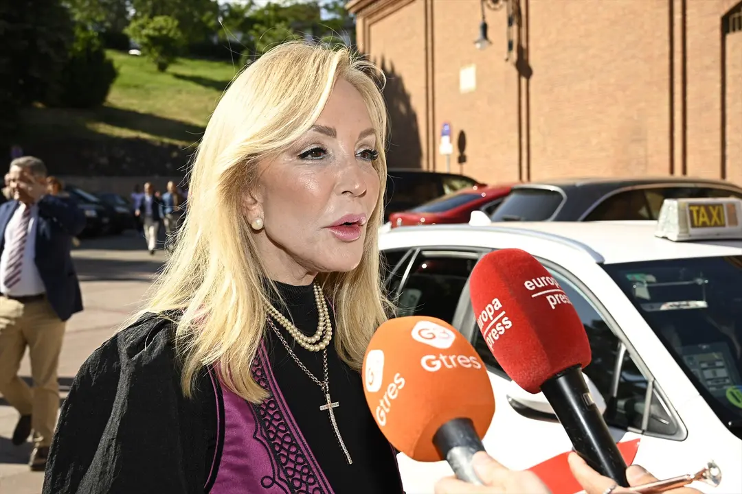 Carmen Lomana atendiendo a los medios. EP / Archivo