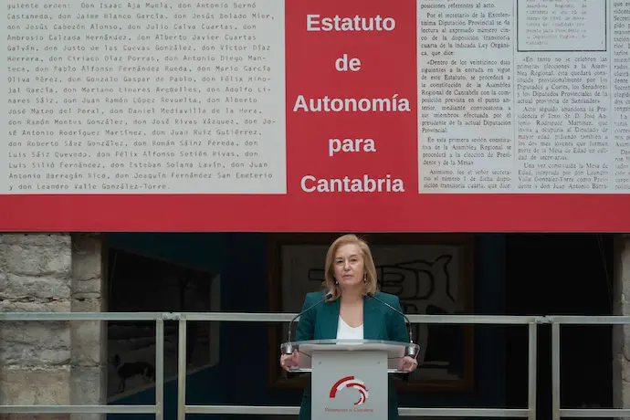 La presidenta del Parlamento de Cantabria, Mar&iacute;a Jos&eacute; Gonz&aacute;lez Revuelta, durante su intervenci&oacute;n en el acto de conmemoraci&oacute;n del 43&ordm; aniversario del Estatuto de Autonom&iacute;a de Cantabria, celebrado en la sede del Legislativo regional. Detr&aacute;s, un cartel con los nombres de los 34 primeros diputados auton&oacute;micos, entre ellos don Ciriaco D&iacute;az Porras, gerente de este medio de comunicaci&oacute;n.
