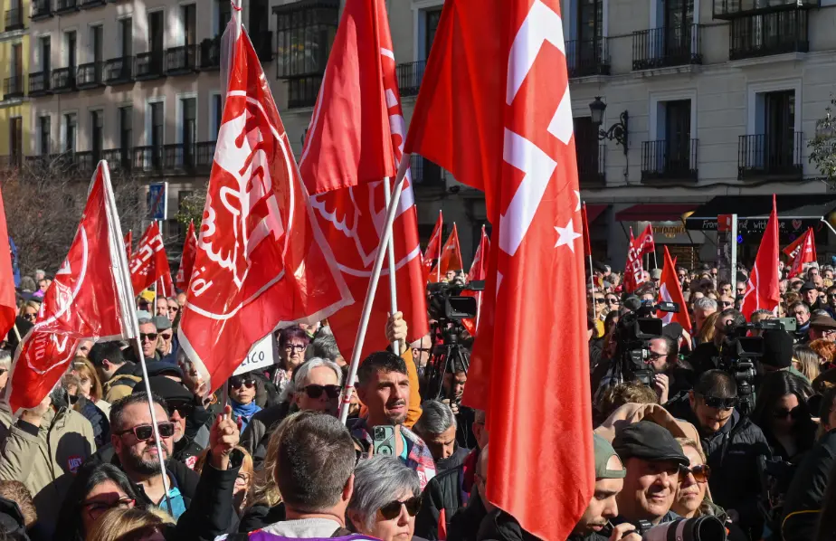 Manifestaci&oacute;n convocada por CCOO y UGT en la Plaza Jacinto Benavente de Madrid, con asistencia reducida y un fuerte protagonismo de banderas sindicales. / R. ZUBELZU