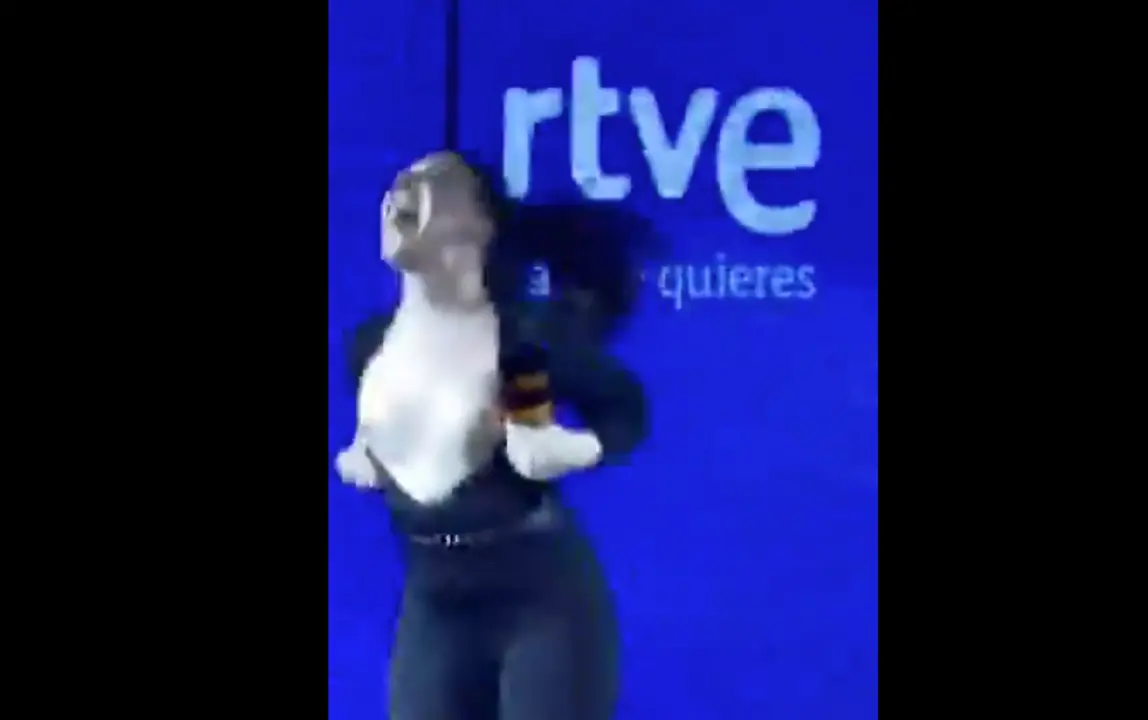 Momento en el que In&eacute;s Hernand se quita la parte superior de su ropa durante una fiesta en el Benidorm Fest, generando pol&eacute;mica en redes sociales.