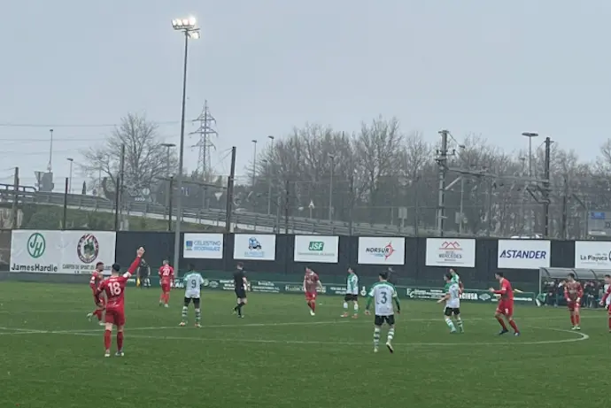 La Gimn&aacute;stica de Torrelavega y el Rayo Cantabria disputan un intenso encuentro bajo la lluvia en La Planchada, en un duelo marcado por la lucha f&iacute;sica y el juego directo.