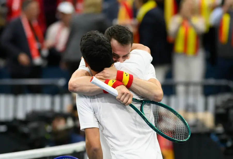 Jaume Munar y Pedro Mart&iacute;nez se abrazan tras ganar en dobles. / Copa Davis