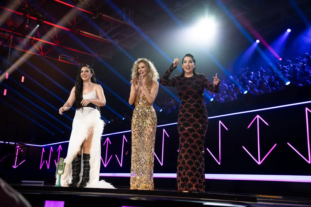 (I-D) Las presentadoras In&eacute;s Hernand, Paula V&aacute;zquez y Ruth Lorenzo, durante la gala final del Benidorm Fest 2025. / Joaqu&iacute;n Reina