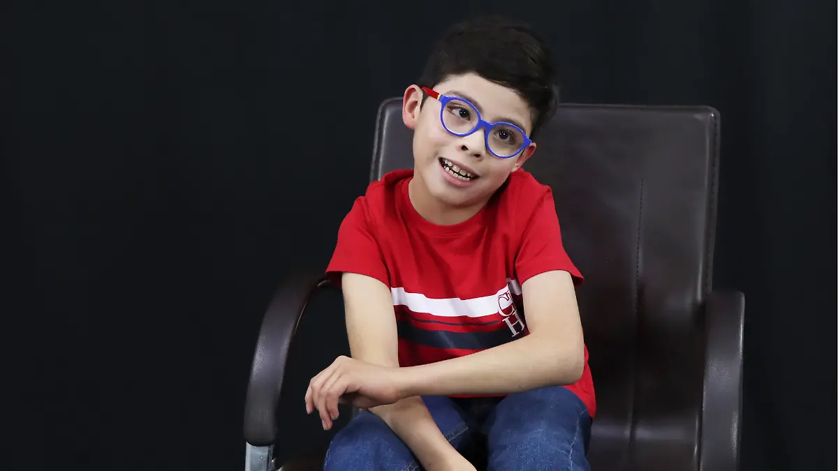 Juli&aacute;n Tello, un ni&ntilde;o con par&aacute;lisis cerebral, protagoniza la pel&iacute;cula Los dos hemisferios de Lucca, que se estrena en Netflix. / EP
