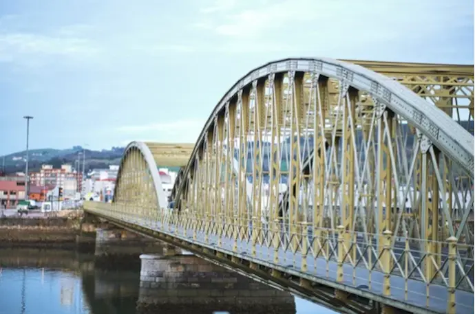 El puente que une Colindres con Treto. / A.S.P