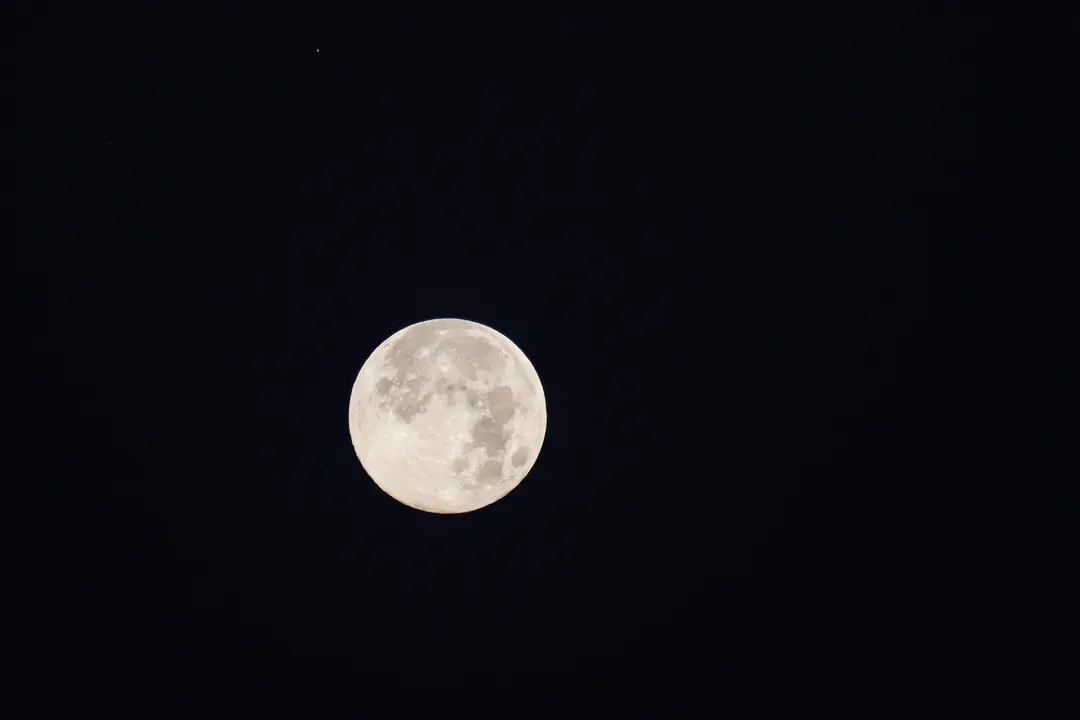 La luna en el cielo oscuro. / AFP7