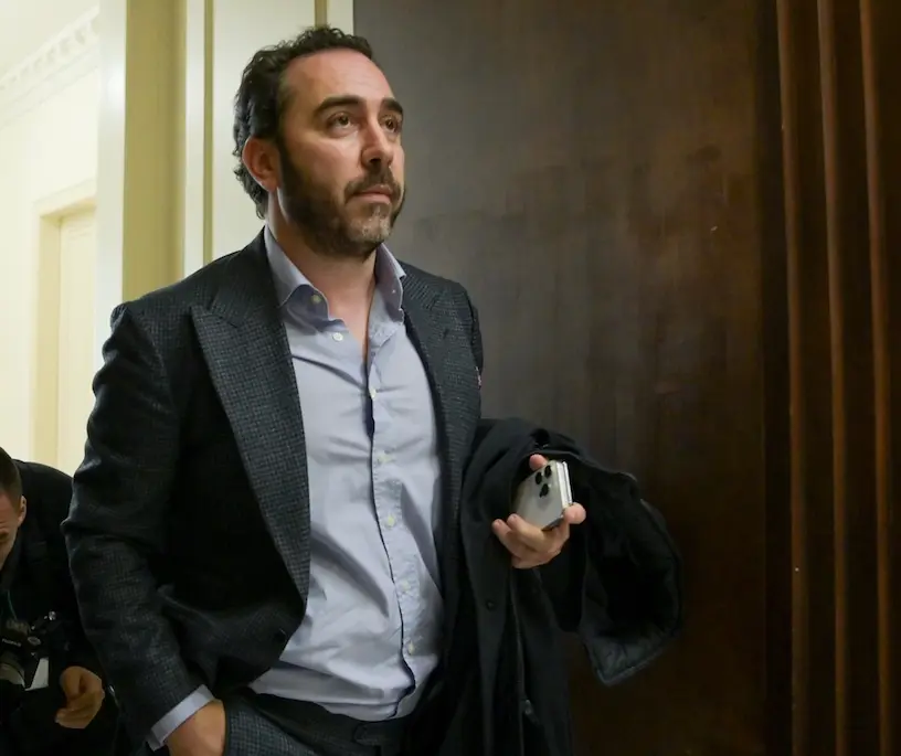 El empresario V&iacute;ctor de Aldama, a su llegada a la comisi&oacute;n de investigaci&oacute;n sobre el material sanitario. / EP