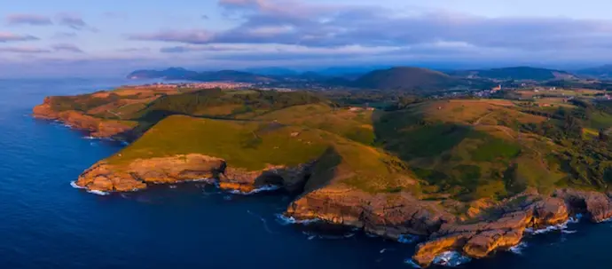 Vista a&eacute;rea de Punta Cueva Colina, Ecoparque Trasmiera, municipio de Arnuero, Cantabria. / A.S.
