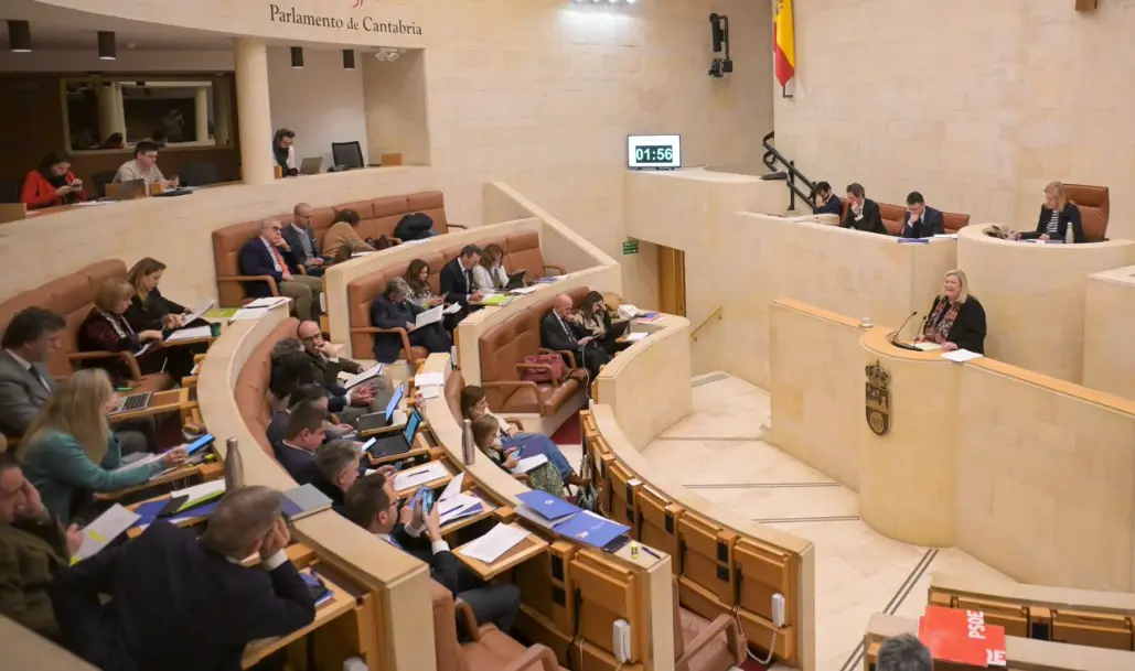 Sesi&oacute;n en el Parlamento de Cantabria, con la presidenta Mar&iacute;a Jos&eacute; S&aacute;enz de Buruaga, en la sala. / A.E.