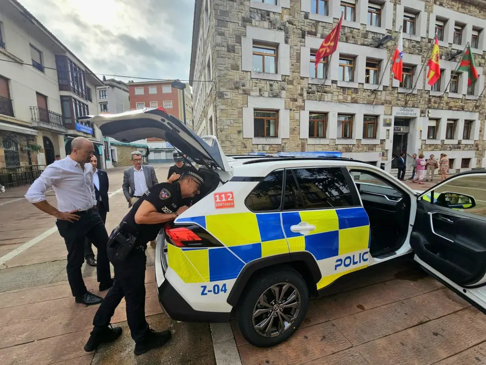 El alcalde de Torrelavega, Javier L&oacute;pez Estrada (PRC), junto al concejal Pedro P&eacute;rez Noriega (PRC), durante la presentaci&oacute;n de nuevos veh&iacute;culos para la Polic&iacute;a Local. La seguridad en la ciudad sigue siendo motivo de controversia tras las denuncias sindicales.