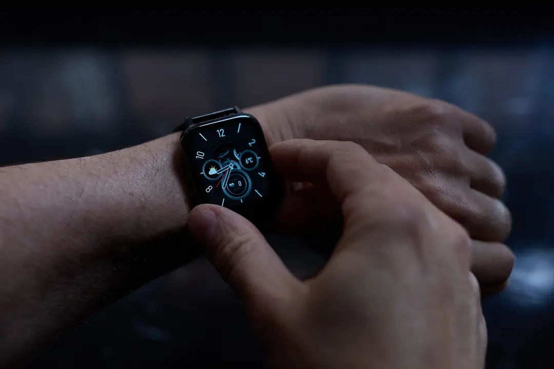 Una persona mira su reloj. / Jes&uacute;s Hell&iacute;n