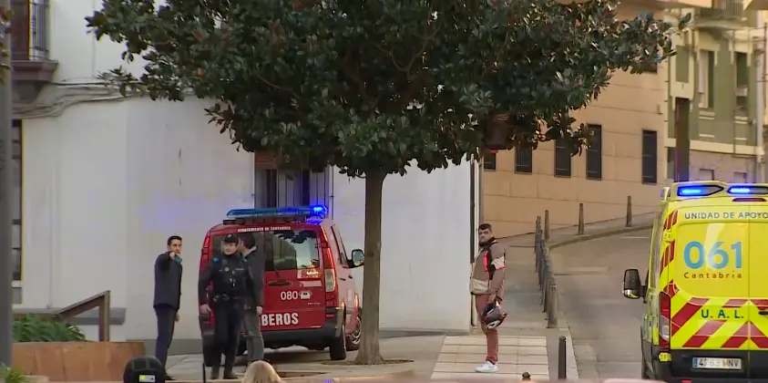 Bomberos, Polic&iacute;a y una ambulancia del 061 Cantabria en la zona del incendio ocurrido el pasado 17 de enero de 2025 en la calle Juan de la Cosa, donde fallecieron tres personas. Las autoridades contin&uacute;an investigando las causas del siniestro.
