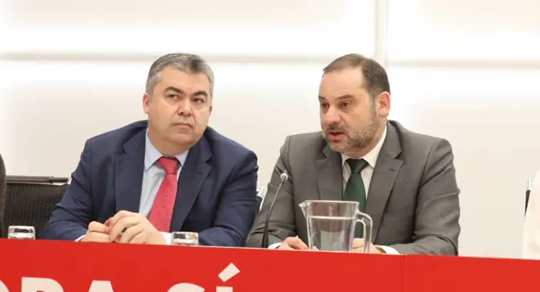 El secretario de Organizaci&oacute;n del PSOE, Santos Cerd&aacute;n y el exministro de Transportes, Movilidad y Agenda Urbana, Jos&eacute; Luis &Aacute;balos. / EP / Archivo