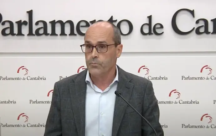 Juan Jos&eacute; Alonso, coordinador general del Partido Popular de Cantabria, durante su intervenci&oacute;n en rueda de prensa en el Parlamento regional. / ALERTA / ARCHIVO