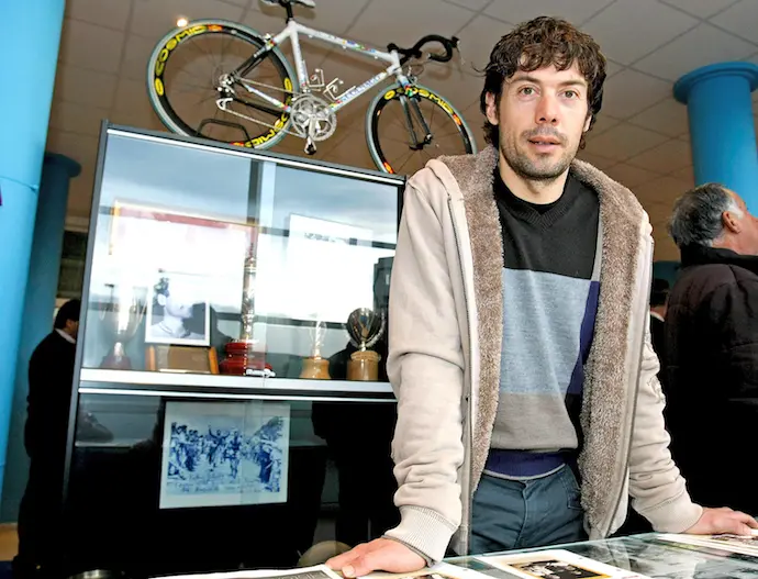 DEP06. TORRELAVEGA (CANTABRIA). 28/12/2010.- El ciclista c&aacute;ntabro Oscar Freire, posa con la bicicleta con la que gan&oacute; su primer campeonato mundial, que ha donado al Museo del Ciclismo "Vicente Trueba" en su ciudad natal, Torrelavega (Cantabria), donde esta tarde ha recibido un reconocimiento a su carrera deportiva. EFE/Alberto Aja