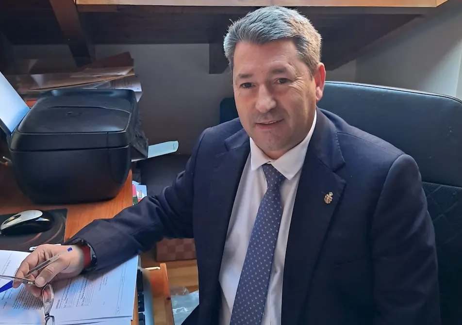 El alcalde de Cabez&oacute;n de la Sal, &Oacute;scar L&oacute;pez, en su despacho, revisando documentaci&oacute;n municipal. / ALERTA