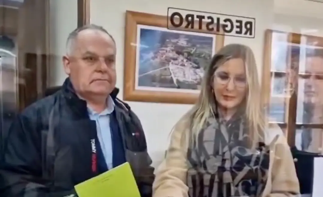 Los concejales del PRC y PSOE registran la moci&oacute;n de censura en el Ayuntamiento de Cabez&oacute;n de la Sal para desalojar al alcalde del PP, &Oacute;scar L&oacute;pez.