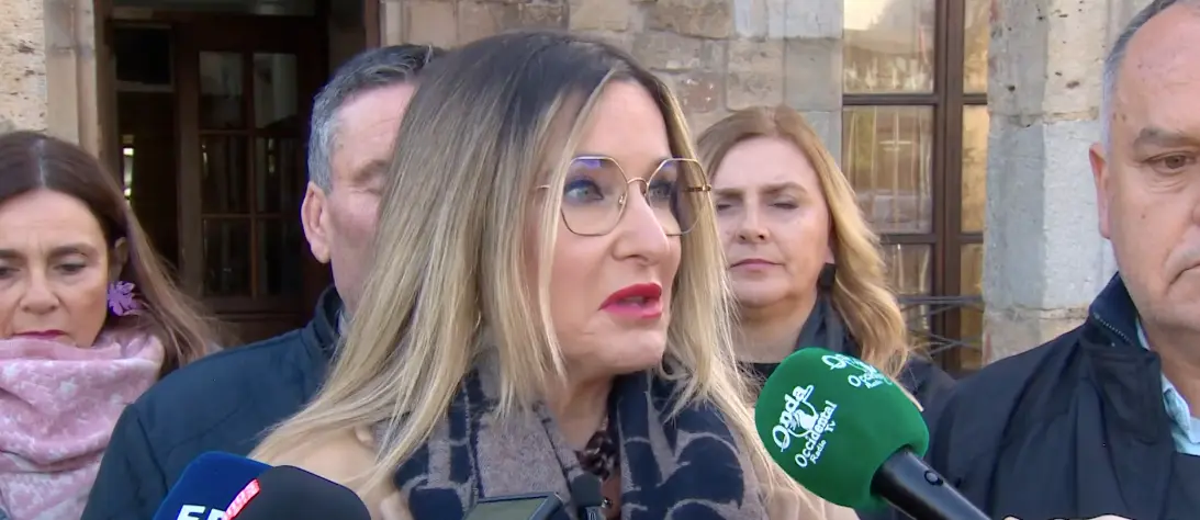 Mar&iacute;a Jes&uacute;s Garc&iacute;a (PSOE) defiende la moci&oacute;n de censura en Cabez&oacute;n de la Sal, rodeada por miembros del PRC, en una rueda de prensa ante el Ayuntamiento.
