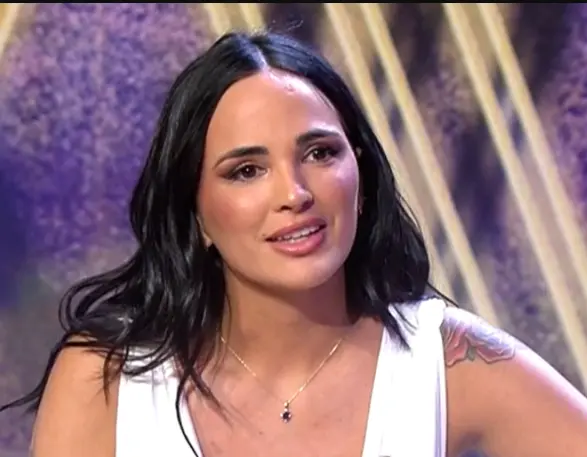 La modelo Claudia Bavel durante una entrevista. / Redes sociales