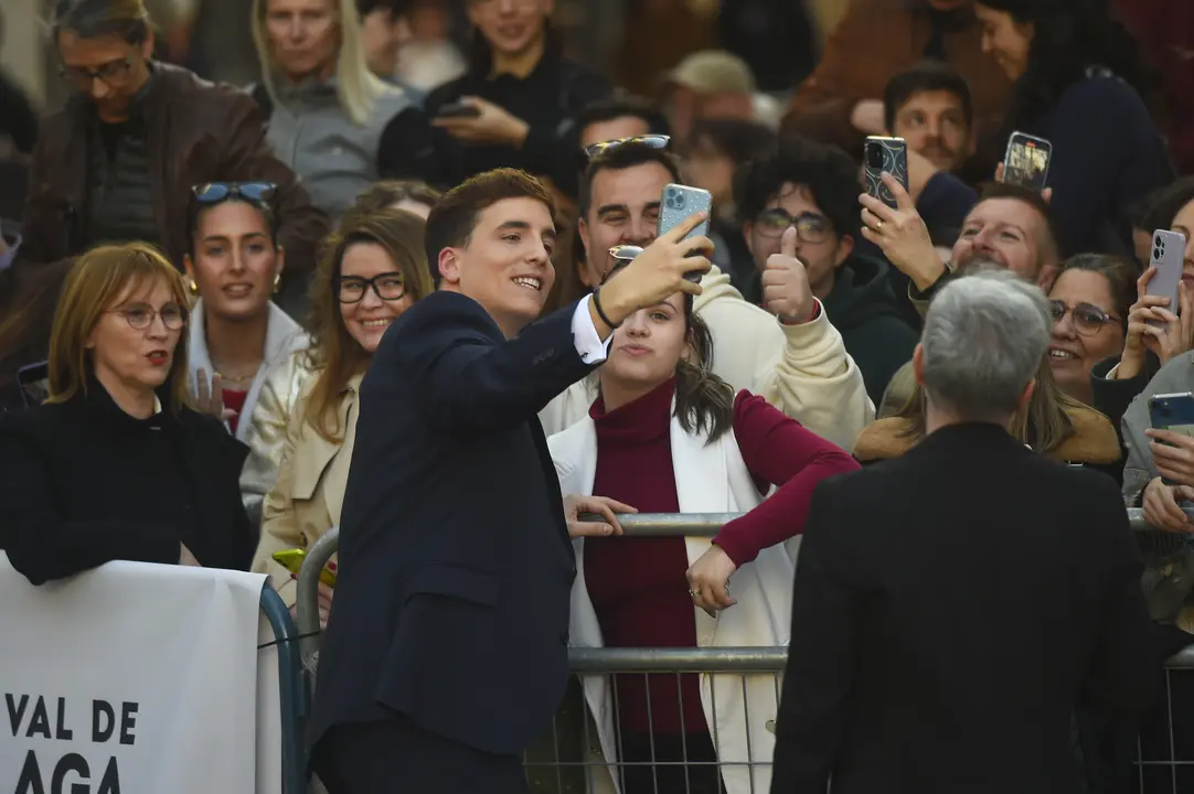 El cantante Xuso Jones posa con unos fans. / EP