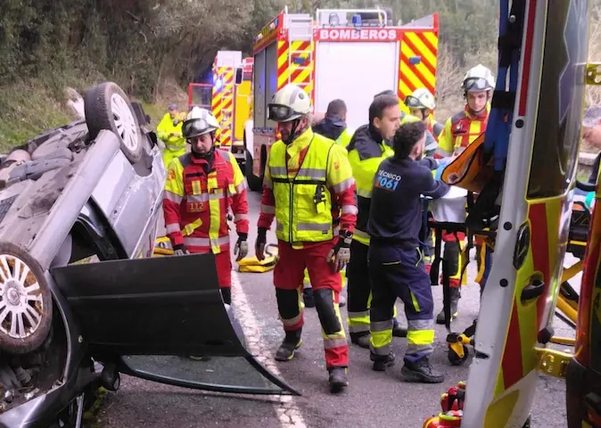 Los servicios de emergencias en el lugar del accidente. / 112