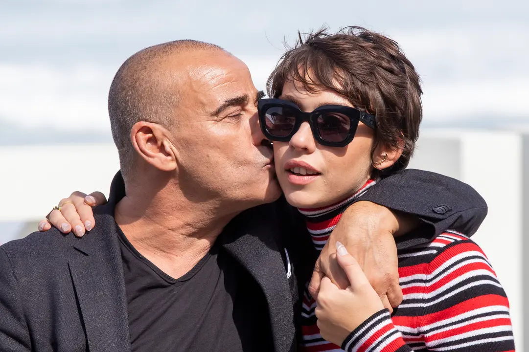 Los actores Eduard y Greta Fern&aacute;ndez (padre e hija) posan en el photocall. / EP