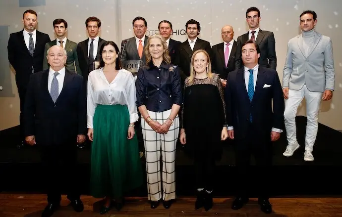 La Infanta Elena y Morante de la Puebla, junto a la alcaldesa de Santander, Gema Igual y la vicepresidenta de Cantabria,  Isabel Urrutia, y otros galardonados, en la Gala de los Premios de la Feria de Santiago 2024 celebrada en el Hotel Chiqui.