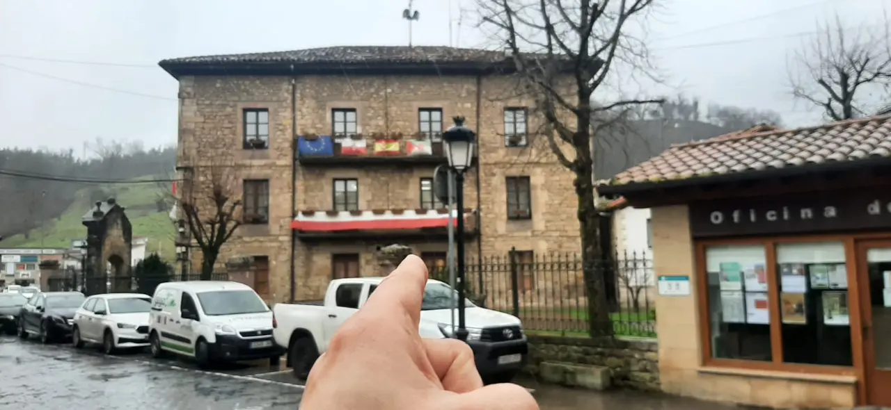 El fot&oacute;grafo de este medio se&ntilde;ala el Consistorio de Cabez&oacute;n de la Sal, que ser&aacute; recuperado por el PRC-PSOE, tras una moci&oacute;n de censura criticada por los vecinos de la localidad. / ALERTA