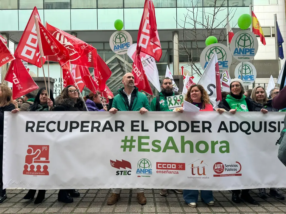 Los docentes durante la manifestaci&oacute;n de hoy. / CCOO