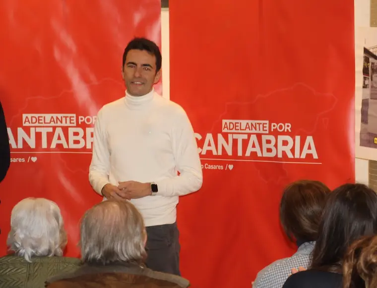 Pedro Casares durante su intervenci&oacute;n hoy en Torrelavega. / X