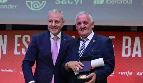 Eugenio Gonz&aacute;lez (dcha) durante la entrega de un premio. / RFEB