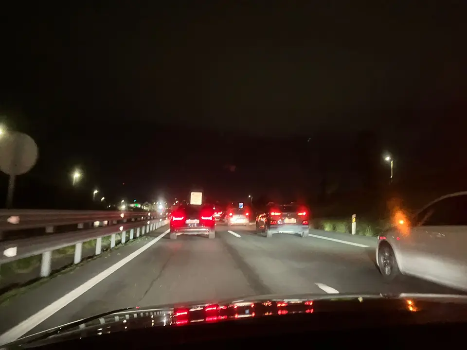 Atasco en la A-67 direcci&oacute;n Santander. / S.D.