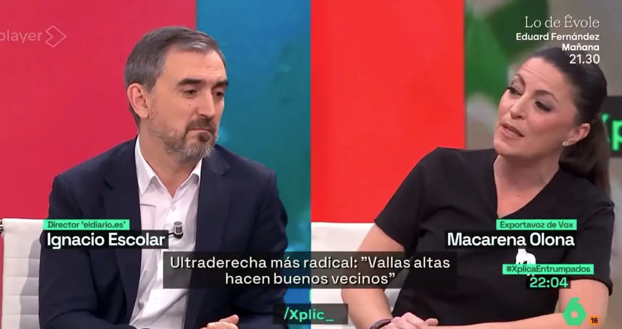 "Macarena Olona e Ignacio Escolar en La Sexta Explica : una con datos, el otro con caricaturas."