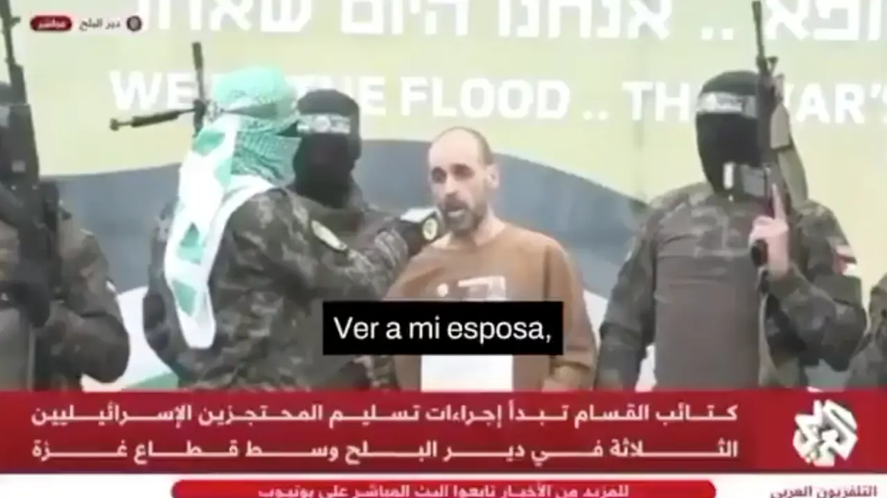 Un reh&eacute;n israel&iacute;, visiblemente demacrado, es forzado a hablar en un acto propagand&iacute;stico de Ham&aacute;s, rodeado de terroristas armados, antes de su liberaci&oacute;n en Gaza.