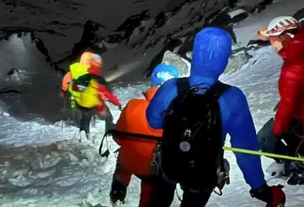 Rescatadores del SEPA y la Guardia Civil realizan un arriesgado operativo nocturno en Pe&ntilde;a Ubi&ntilde;a para evacuar a dos monta&ntilde;eros enriscados en condiciones extremas