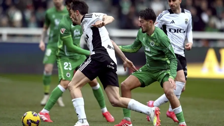Unai Vencedor trata de robar un bal&oacute;n en su visita a El Plant&iacute;o. / L.H.