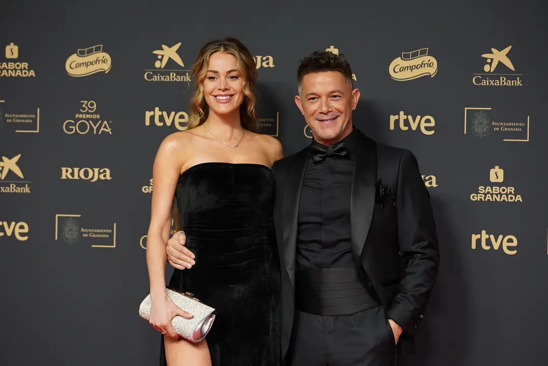 Los cantantes Candela M&aacute;rquez y Alejandro Sanz posan en la alfombra roja de la 39&ordm; edici&oacute;n de los Premios Goya. / Arsenio Zurita