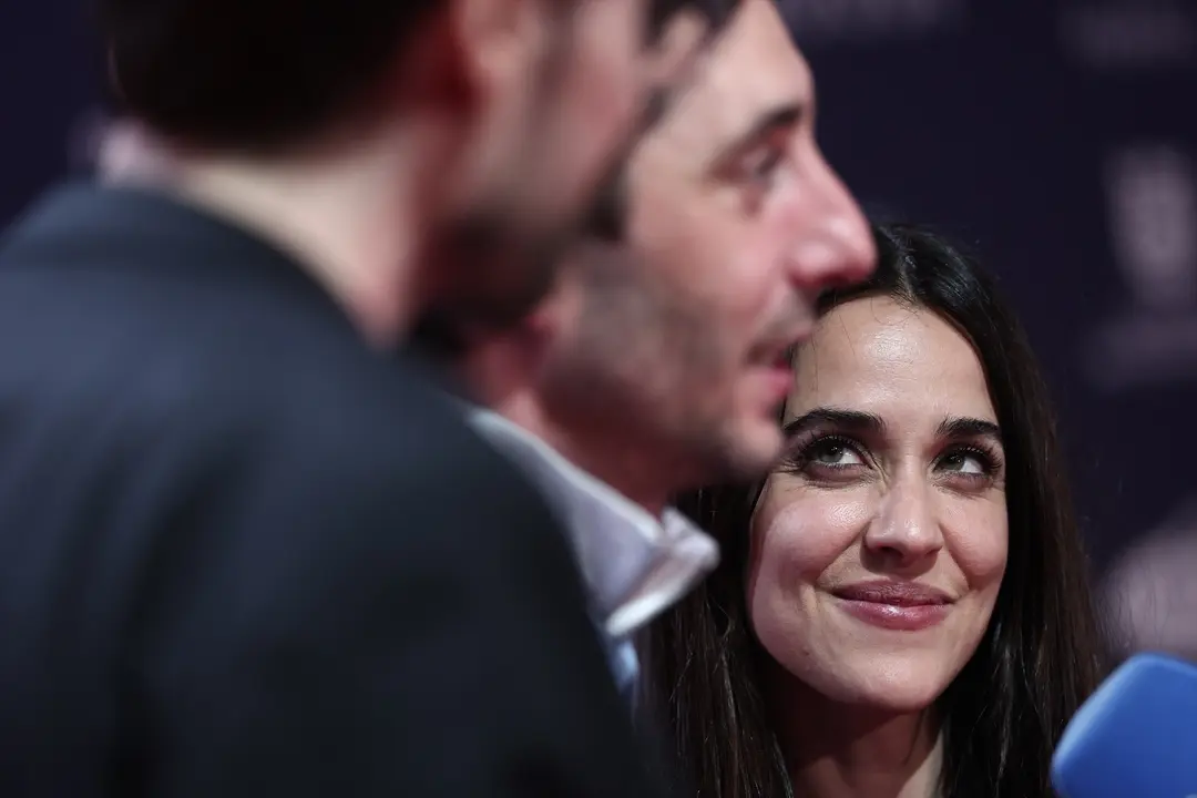La actriz Macarena Garc&iacute;a mira al actor Enric Auquer. / EP