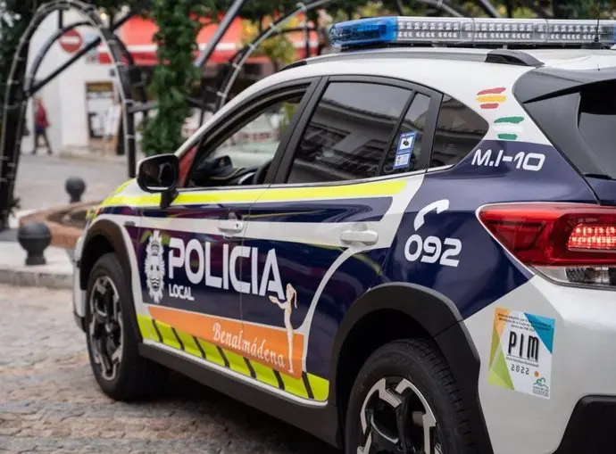 Coche de la Polic&iacute;a local de Benalm&aacute;dena. / EP