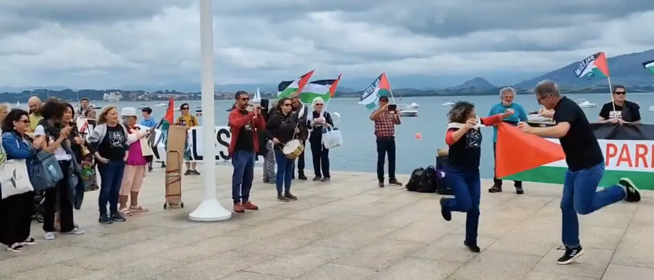 Varias personas montan un baile por Gaza, en 22 jun. 2024, en Santander.  / X