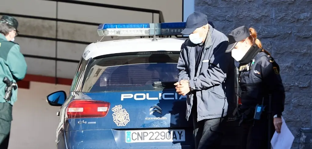 El acusado, escoltado por agentes de la Polic&iacute;a Nacional, llega a la Audiencia Provincial de Cantabria para la primera jornada del juicio por el doble crimen de Lia&ntilde;o, un caso que ha conmocionado a la regi&oacute;n y marcado un hito judicial al enfrentarse a la posible condena de prisi&oacute;n permanente revisable.