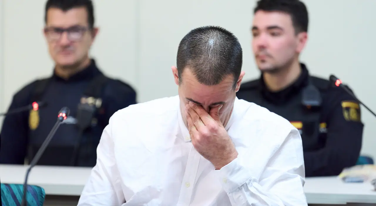 El acusado del doble crimen de Lia&ntilde;o, durante el juicio en la Audiencia Provincial de Cantabria, visiblemente emocionado mientras escucha la exposici&oacute;n de los hechos. - Juanma Serrano - Europa Press
