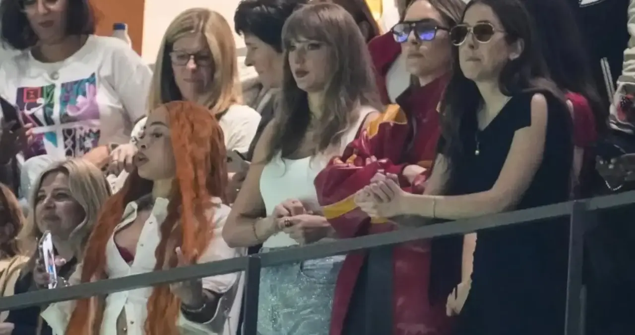 Captura de pantalla de un v&iacute;deo de la cantante durante el partido. / Redes sociales