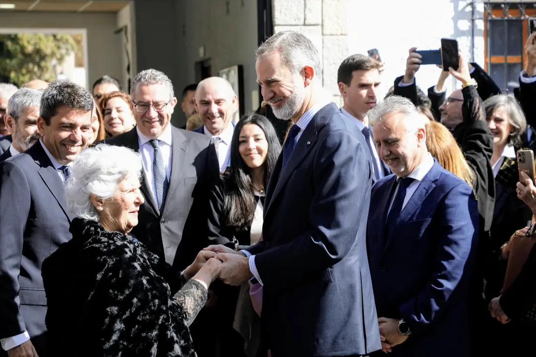 El Rey Felipe VI preside los actos conmemorativos por la inhumaci&oacute;n del literato Rafael Altamira y su esposa Pilar Redondo. / Joaqu&iacute;n Reina