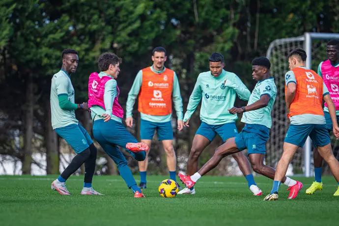 El club c&aacute;ntabro, durante unos entrenamientos en el Nando Yosu. / RRC