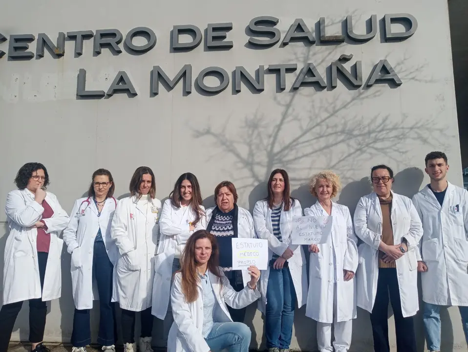 M&eacute;dicos de diferentes Centros de salud se manifiestaron hoy lunes. / SMC
